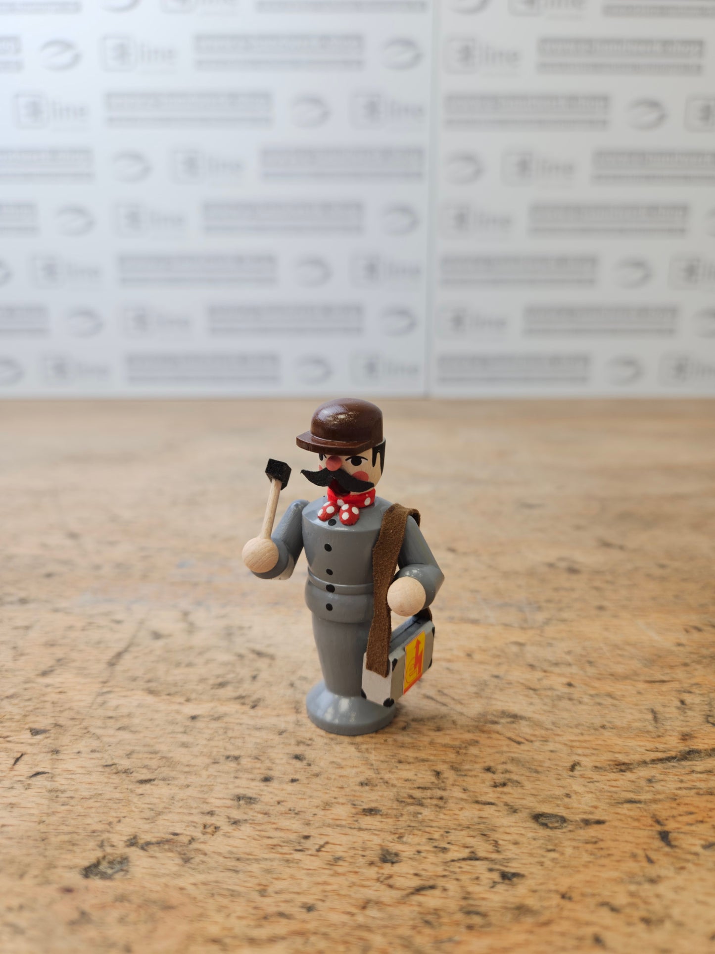 Miniatur-Räuchermännchen "Elektriker" hellgrau