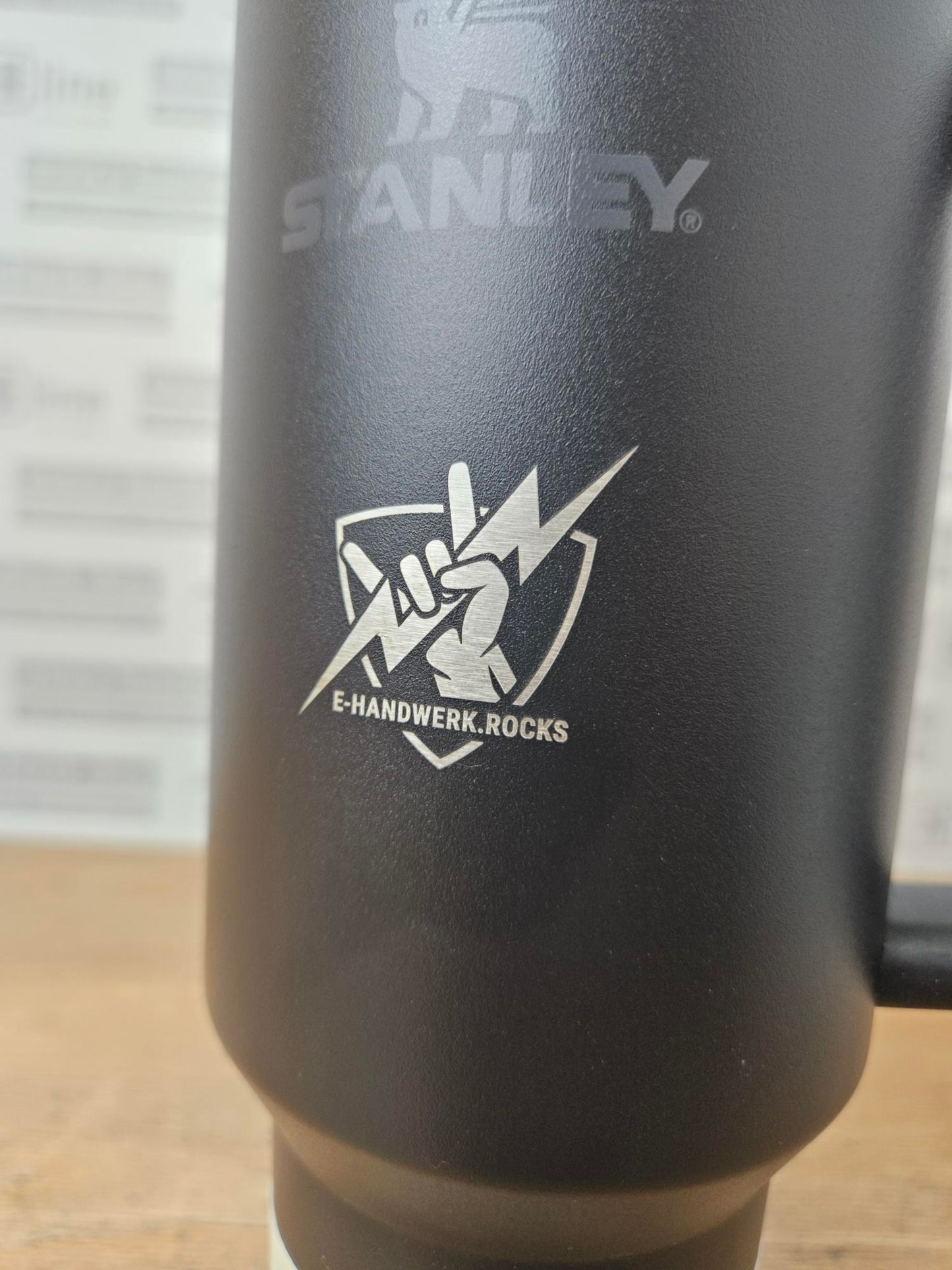 Stanley-Cup Thermobecher 1,18 l mit Gravur Logo E-Handwerk.rocks